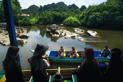 Sejumlah anak sekolah dan warga menumpangi perahu listrik di kawasan Desa Salenrang, Kabupaten Maros, Sabtu (10/12/2022).