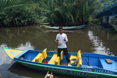 Sejumlah anak sekolah dan warga menumpangi perahu listrik di kawasan Desa Salenrang, Kabupaten Maros, Sabtu (10/12/2022).