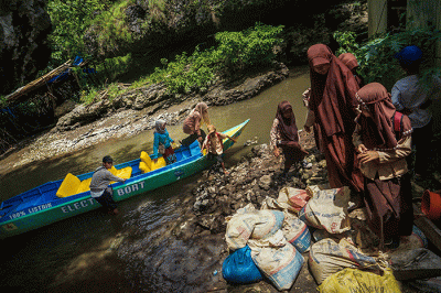 Sejumlah anak sekolah dan warga menumpangi perahu listrik di kawasan Desa Salenrang, Kabupaten Maros, Sabtu (10/12/2022).