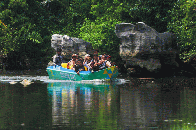Sejumlah anak sekolah dan warga menumpangi perahu listrik di kawasan Desa Salenrang, Kabupaten Maros, Sabtu (10/12/2022).