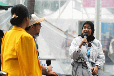 Konten Kreator Bena Kribo (tengah) dan Owner Linean Malinda saat menjadi pembicara dalam talkshow kreatif Wirausaha Muda Mandiri (WMM) Fest 2022.