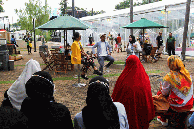 Konten Kreator Bena Kribo (tengah) dan Owner Linean Malinda saat menjadi pembicara dalam talkshow kreatif Wirausaha Muda Mandiri (WMM) Fest 2022.