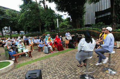 Konten Kreator Bena Kribo (tengah) dan Owner Linean Malinda saat menjadi pembicara dalam talkshow kreatif Wirausaha Muda Mandiri (WMM) Fest 2022.