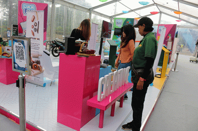 Pengunjung mengunjungi Suasana Booth CREATIVE yang terpilih menjadi pemenang dalam Wirausaha Muda Mandiri (WMM) Fest 2022.