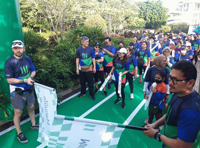 Presiden Direktur & CEO Manulife Indonesia Ryan Charland saat melepas peserta Fun Walk di Jakarta, Minggu (11/12/2022).
