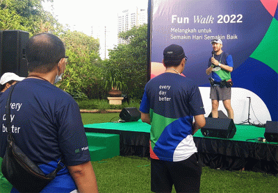 Presiden Direktur & CEO Manulife Indonesia Ryan Charland saat melepas peserta Fun Walk di Jakarta, Minggu (11/12/2022).