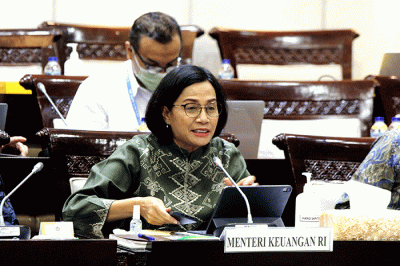 Menteri Keuangan Sri Mulyani (tengah) mengikuti rapat kerja bersama Komisi XI DPR di Kompleks Parlemen, Senayan, Jakarta, Senin (12/12/2022).