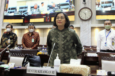Menteri Keuangan Sri Mulyani (tengah) mengikuti rapat kerja bersama Komisi XI DPR di Kompleks Parlemen, Senayan, Jakarta, Senin (12/12/2022).
