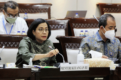 Menteri Keuangan Sri Mulyani (tengah) mengikuti rapat kerja bersama Komisi XI DPR di Kompleks Parlemen, Senayan, Jakarta, Senin (12/12/2022).