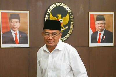 Menteri Koordinator Bidang Pembangunan Manusia dan Kebudayaan Muhadjir Effendy (tengah) saat konferensi pers di gedung Kemenko PMK.
