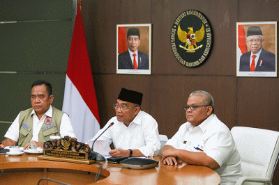 Menteri Koordinator Bidang Pembangunan Manusia dan Kebudayaan Muhadjir Effendy (tengah) saat konferensi pers di gedung Kemenko PMK.