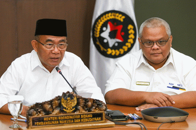 Menteri Koordinator Bidang Pembangunan Manusia dan Kebudayaan Muhadjir Effendy (tengah) saat konferensi pers di gedung Kemenko PMK.