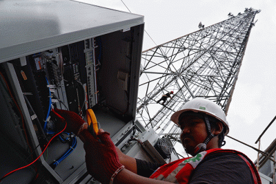 Teknisi XL Axiata melakukan pemeriksaan perangkat BTS (Base Transceiver Station) di objek wisata Malino, Kabupaten Gowa, Sulawesi Selatan, Selasa (13/12/2022).