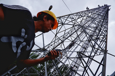 Teknisi XL Axiata melakukan pemeriksaan perangkat BTS (Base Transceiver Station) di objek wisata Malino, Kabupaten Gowa, Sulawesi Selatan, Selasa (13/12/2022).