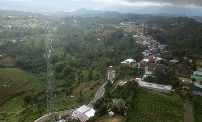 Teknisi XL Axiata melakukan pemeriksaan perangkat BTS (Base Transceiver Station) di objek wisata Malino, Kabupaten Gowa, Sulawesi Selatan, Selasa (13/12/2022).