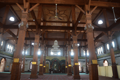 Indah, megah, mewah, klasik hingga modern. Begitulah nuansa yang melekat pada masjid-masjid di wilayah Jawa Timur.