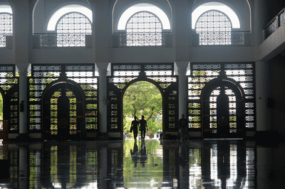 Indah, megah, mewah, klasik hingga modern. Begitulah nuansa yang melekat pada masjid-masjid di wilayah Jawa Timur.