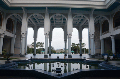 Indah, megah, mewah, klasik hingga modern. Begitulah nuansa yang melekat pada masjid-masjid di wilayah Jawa Timur.