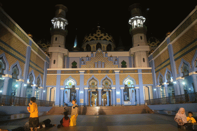 Indah, megah, mewah, klasik hingga modern. Begitulah nuansa yang melekat pada masjid-masjid di wilayah Jawa Timur.