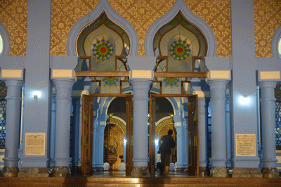 Indah, megah, mewah, klasik hingga modern. Begitulah nuansa yang melekat pada masjid-masjid di wilayah Jawa Timur.