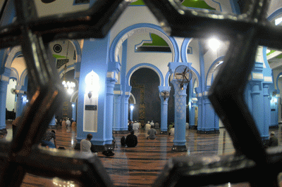 Indah, megah, mewah, klasik hingga modern. Begitulah nuansa yang melekat pada masjid-masjid di wilayah Jawa Timur.