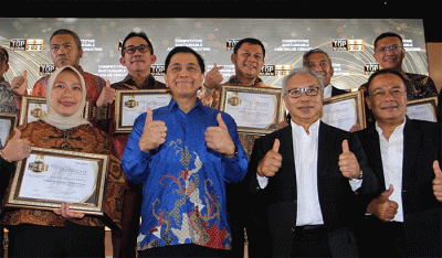 Corporate Secretary PT Bank Tabungan Negara (Persero) Tbk. Achmad Chaerul (kiri) menerima penghargaan dalam ajang TOP BUMN Awards 2022 di Jakarta.