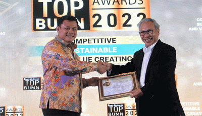 Corporate Secretary PT Bank Tabungan Negara (Persero) Tbk. Achmad Chaerul (kiri) menerima penghargaan dalam ajang TOP BUMN Awards 2022 di Jakarta.