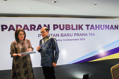 Direktur Intan Baru Prana Alexander Reyza dan Corporate Secretary Intan Baru Prana Yunita Rivianti Riyadi berfoto usai menggelar Paparan Publik Tahunan.