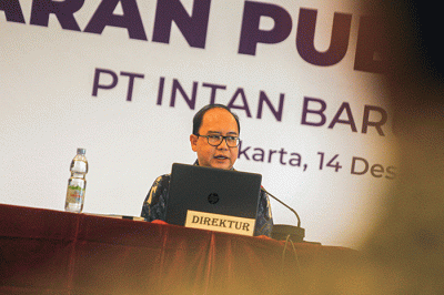 Direktur Intan Baru Prana Alexander Reyza dan Corporate Secretary Intan Baru Prana Yunita Rivianti Riyadi berfoto usai menggelar Paparan Publik Tahunan.