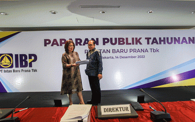 Direktur Intan Baru Prana Alexander Reyza dan Corporate Secretary Intan Baru Prana Yunita Rivianti Riyadi berfoto usai menggelar Paparan Publik Tahunan.