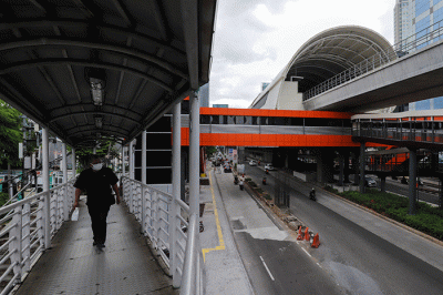 Warga melintas didekat proyek Stasiun Lintas Raya Terpadu (LRT) Rasuna Said, Kuningan, Jakarta Selatan, Rabu (14/12/2022).