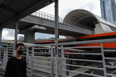 Warga melintas didekat proyek Stasiun Lintas Raya Terpadu (LRT) Rasuna Said, Kuningan, Jakarta Selatan, Rabu (14/12/2022).