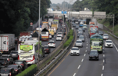 Pengendara melintas di Jalan Tol Joor di kawasan Jatiwarna, Kota Bekasi.