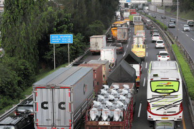 Pengendara melintas di Jalan Tol Joor di kawasan Jatiwarna, Kota Bekasi.