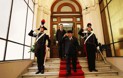 Menteri Pertahanan (Menhan) RI Prabowo Subianto bertemu dengan Menteri Pertahanan Italia Guido Crosetto di Roma, Italia, Selasa (13/12/2022).