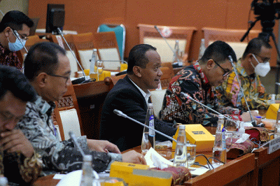 Menteri Investasi/Kepala Badan Koordinasi Penanaman Modal (BKPM) Bahlil Lahadalia mengikuti rapat kerja dengan Komisi VI DPR di Kompleks Parlemen.
