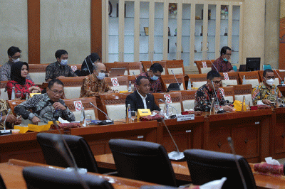 Menteri Investasi/Kepala Badan Koordinasi Penanaman Modal (BKPM) Bahlil Lahadalia mengikuti rapat kerja dengan Komisi VI DPR di Kompleks Parlemen.