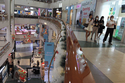 Pengunjung berfoto dengan latar dekorasi perayaan Natal dan Tahun Baru 2023 di Summarecon Mall Kelapa Gading, Selasa (13/12/2022).