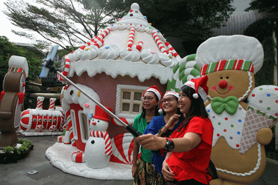 Pengunjung berfoto dengan latar dekorasi perayaan Natal dan Tahun Baru 2023 di Summarecon Mall Kelapa Gading, Selasa (13/12/2022).