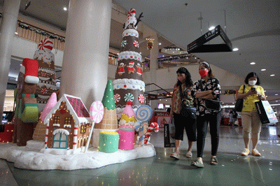 Pengunjung berfoto dengan latar dekorasi perayaan Natal dan Tahun Baru 2023 di Summarecon Mall Kelapa Gading, Selasa (13/12/2022).