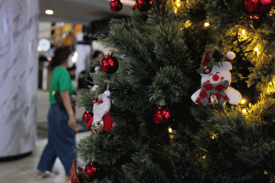 Pengunjung berfoto dengan latar dekorasi perayaan Natal dan Tahun Baru 2023 di Summarecon Mall Kelapa Gading, Selasa (13/12/2022).
