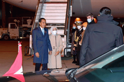 Presiden Joko Widodo dan Iriana Jokow Widodo tiba di Bandara Abelag, Brussels, Belgia, sekitar pukul 18.00 waktu setempat, Selasa (13/12/2022).