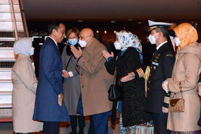 Presiden Joko Widodo dan Iriana Jokow Widodo tiba di Bandara Abelag, Brussels, Belgia, sekitar pukul 18.00 waktu setempat, Selasa (13/12/2022).