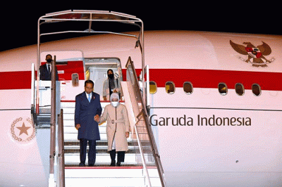 Presiden Joko Widodo dan Iriana Jokow Widodo tiba di Bandara Abelag, Brussels, Belgia, sekitar pukul 18.00 waktu setempat, Selasa (13/12/2022).