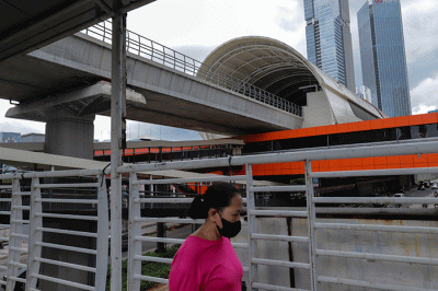 Kendaraan melintas didekat proyek Stasiun Lintas Raya Terpadu (LRT) Rasuna Said, Kuningan, Jakarta Selatan, Rabu (14/12/2022).