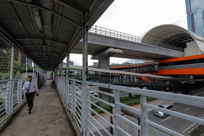 Kendaraan melintas didekat proyek Stasiun Lintas Raya Terpadu (LRT) Rasuna Said, Kuningan, Jakarta Selatan, Rabu (14/12/2022).