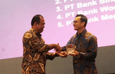 Direktur Risk Management Bank BTN Setiyo Wibowo menerima penghargaan The Best Resilence Bank dalam ajang Financial Award 2022 di Jakarta, Rabu (14/12/2022).