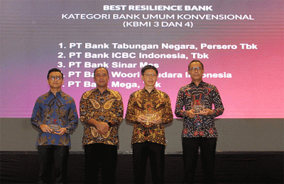 Direktur Risk Management Bank BTN Setiyo Wibowo menerima penghargaan The Best Resilence Bank dalam ajang Financial Award 2022 di Jakarta, Rabu (14/12/2022).