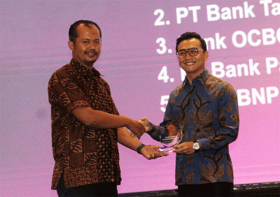 Direktur Risk Management Bank BTN Setiyo Wibowo menerima penghargaan The Best Resilence Bank dalam ajang Financial Award 2022 di Jakarta, Rabu (14/12/2022).