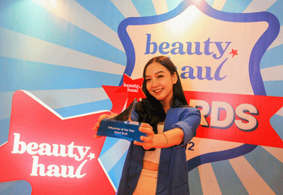 Beauty Influencer Astari Budi (kiri) dan Beauty Vlogger Lifni Sanders (kanan) berfoto usai menerima penghargaan BeautyHaul Awards 2022.